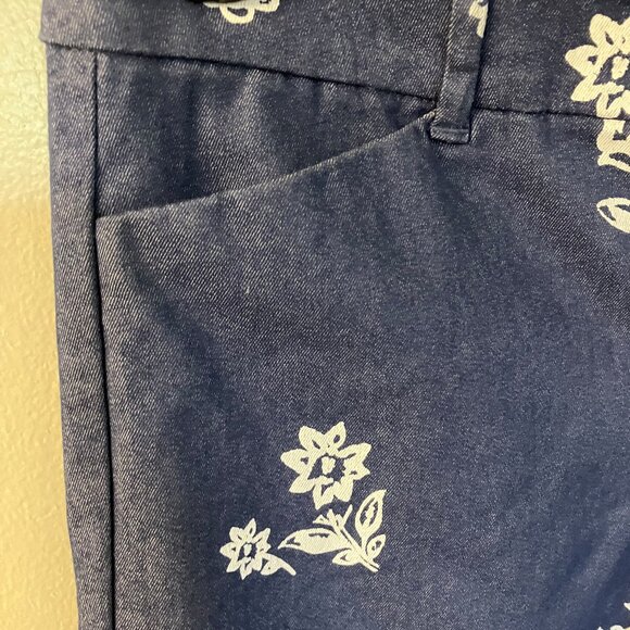 Old Navy Women’s Pixie Mid Rise Ankle Pants Flower Design Blue & White Size 4 - Picture 6 of 7